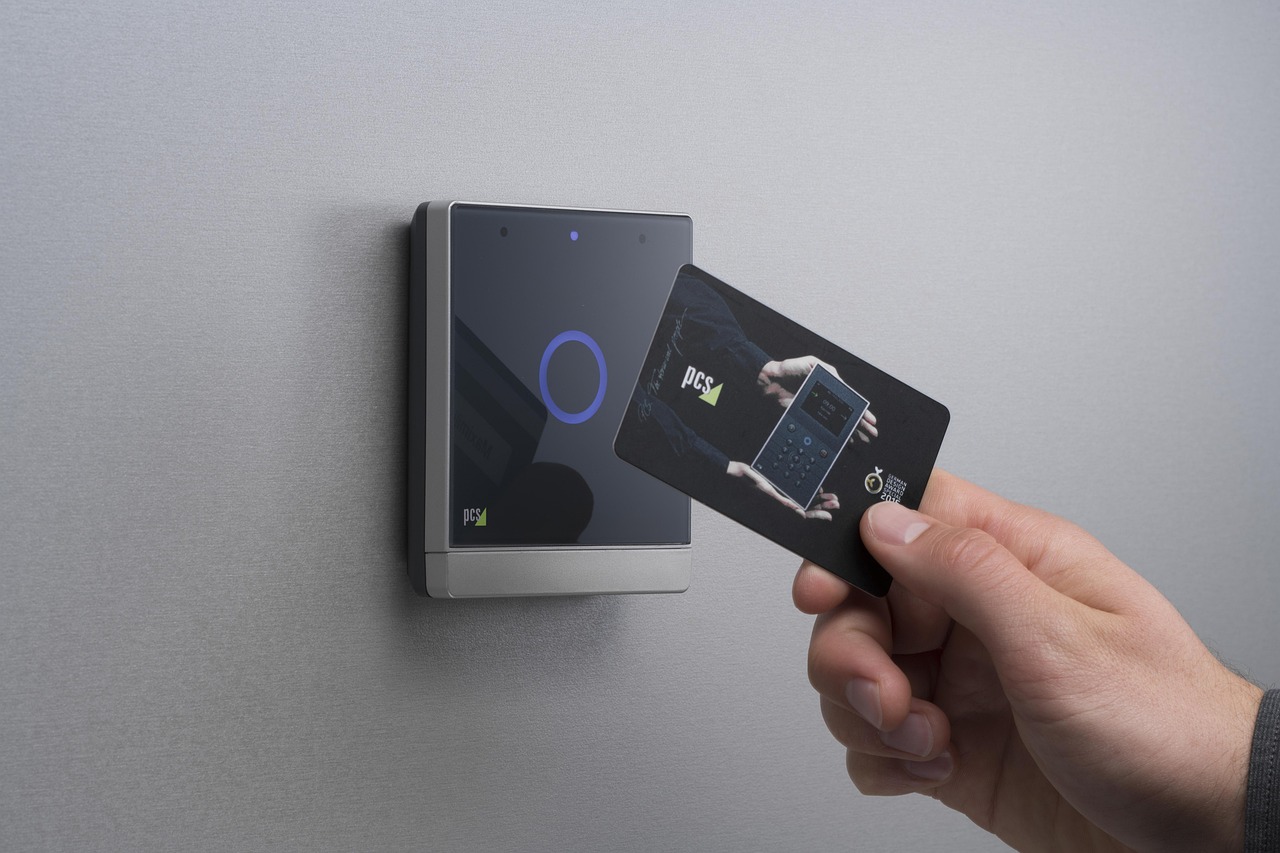 Controllo accessi tastiera e lettore RFID